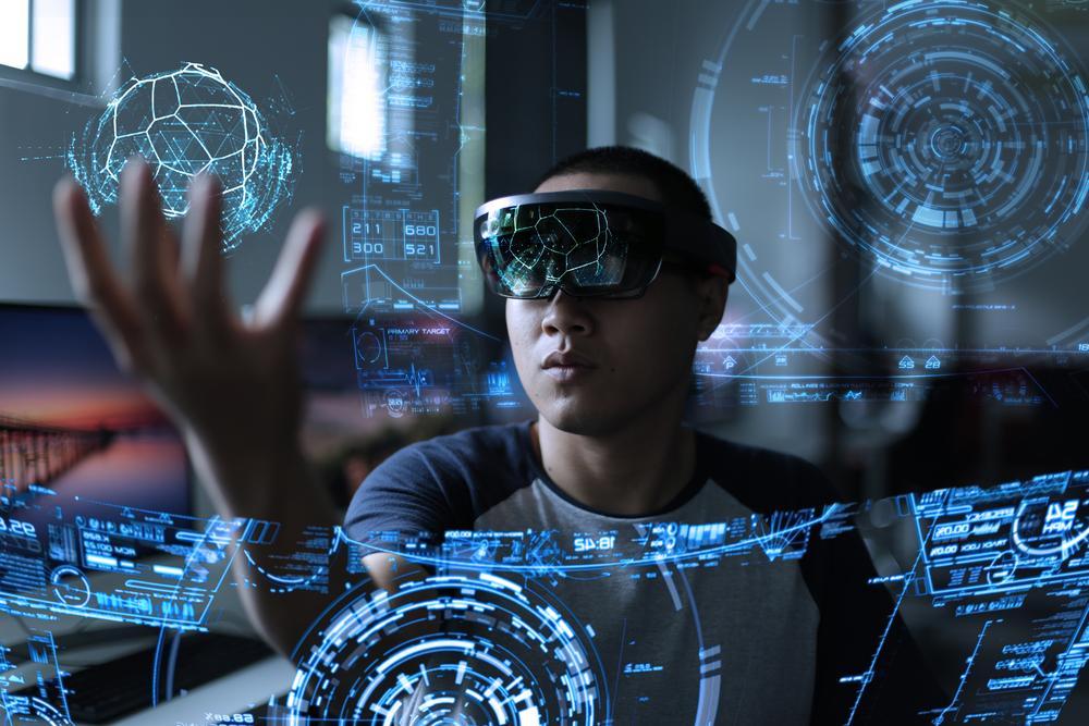 Persona realizando realidad aumentada a través de lentes virtuales